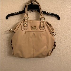 Cute coach shoulder bag with detachable strap!